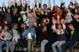 Schüler werfen die Hände in die Luft