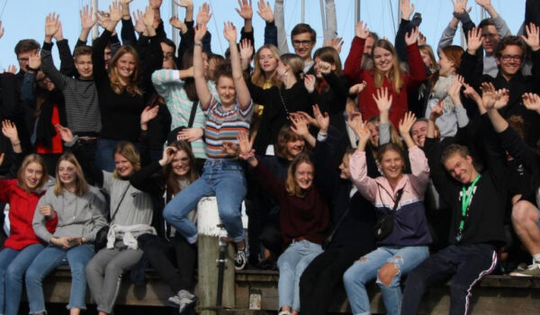 Schüler werfen die Hände in die Luft