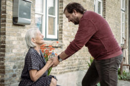 Charly Hübner mit Hildegard Schmahl in Mittagsstunde