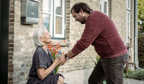 Charly Hübner mit Hildegard Schmahl in Mittagsstunde