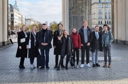 Junge Leute vor Brandenburger Tor beim Bundestag