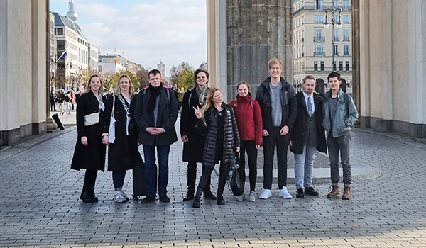 Junge Leute vor Brandenburger Tor beim Bundestag