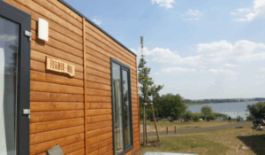 Eine Hütte auf dem Campingplatz am Kap Prenzlau, an ihr steht "FISCHER-HUS" geschrieben.