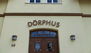 Der Eingang zum Dorfgemeinschaftshaus Seelübbe, darüber die Aufschrift "DÖRPHUS"