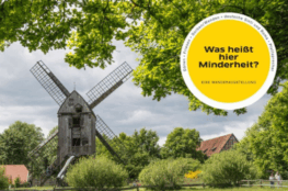 Eine Bockmühle, dazu eine Plakette der Wanderausstellung "Was heißt hier Minderheit?"