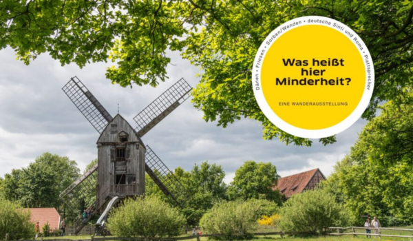 Eine Bockmühle, dazu eine Plakette der Wanderausstellung "Was heißt hier Minderheit?"